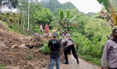 Kapolsek-Paga-Pimpin-Warga-Gotong-Royong-Bersihkan-Material-Longsor-Yang-Menutupi-Badan-Jalan-Di-Dusun-Nuabari