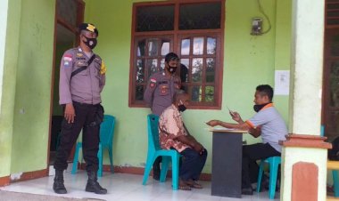 Lakukan-Pengamanan-Pembagian-BLT,-Bripka-Taofik-:-Budayakan-Mengantri-Dan-Patuhi-Prokes