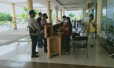 Personil-Polres-Sumba-Barat-Daya-Terapkan-Prokes-di-Bandara-Tambolaka