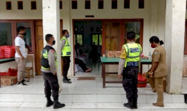 Anggota-Polsek-Wolowaru-Amankan-Tiga-Pelantikan-Kepala-Desa-Terpilih