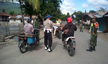 Personil-Gabungan-Polsek-Maurole-dan-Koramil-1602-04-Maurole-Tertibkan-Prokes-Pada-Masyarakat