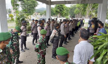 Ratusan-Aparat-Gabungan-TNI-Polri-Amankan-Penetapan-Bupati-dan-Wakil-Bupati-TTU-Terpilih-2020