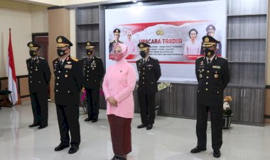 Kapolda-dan-Ketua-Bhayangkari-Daerah-NTT-Ikuti-Upacara-Serah-Terima-Panji-Panji-Tribrata-Secara-Virtual