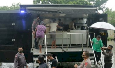 Polri-Peduli,-Satbrimob-Polda-NTT-Siapkan-Dapur-Lapangan-Untuk-Warga-Korban-Longsor-di-TDM