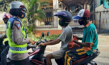 Tingkatkan-Kesadaran-Masyarakat,-Satlantas-Polres-Ende-Imbau-Pengendara-Bermotor-Terapkan-Prokes
