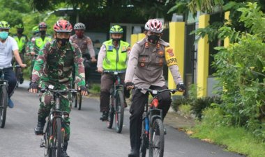 Sinergitas-Tni-Polri-Alor-Beri-Imbuan-Porkes-Kepada-Masyarakat-Dengan-Patroli-Bersepeda