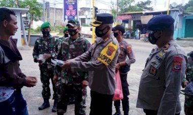 Sinergitas-TNI-Polri-Berupaya-Cegah-Penyebaran-Covid-19-Dengan-Melaksanakan-Bakti-Sosial-Di-Wilayah-Hukum-Polres-Sumba-Barat-Daya