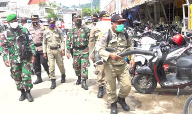 Lawan-Corona,-Polres-Belu-Bersama-TNI-dan-Sat-Pol-PP-Semprot-Disinfektan-di-Tiga-Fasilitas-Umum