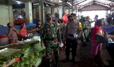 Sinergitas-TNI-Polri-dan-Sat-Pol-PP-di-Belu,-Bagi-Ribuan-Masker-Hingga-Semprot-Disinfektan-Cegah-Covid-19