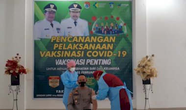 Kapolres-dan-Dandim-Serta-Pejabat-Publik-Sumba-Timur-Divaksin-Perdana