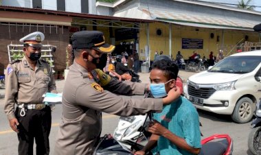 Perangi-Covid-19,-Kapolres-TTS-Pimpin-Bagi-Masker-dan-Semprot-Disinvektan