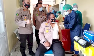 Wakapolda-NTT-Jalani-Vaksinasi-Sinovac-Tahap-II-di-RS-Bhayangkara-Titus-Uly-Kupang