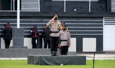 Tradisi-Untuk-Tingkatkan-Jiwa-Korsa,-Kapolda-NTT-Berikan-Penghormatan-Khusus-Kepada-100-Pasukan-Brimobda-NTT-BKO-Papua