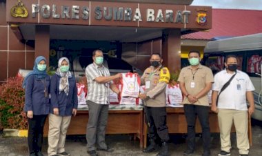Polres-Sumba-Barat-Distribusikan-1000-Paket-Sembako-Bantuan-dari-Presiden-RI-kepada-Masyarakat
