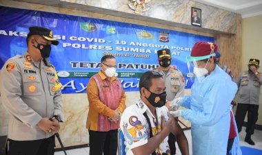 Kapolda-NTT-Pantau-Langsung-Pelaksanaan-Vaksinasi-di-Polres-Sumba-Barat
