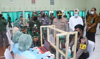 Kapolda-NTT-Hadiri-Kegiatan-Serbuan-Vaksinasi-TNI-POLRI-Dalam-Rangka-Penanganan-Covid-19-di-Makorem-161/WS-Kupang