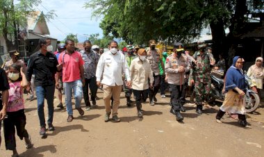 Kapolda-NTT-Dampingi-Menteri-Sosial-RI-Tinjau-Langsung-Lokasi-Bencana-di-Flotim