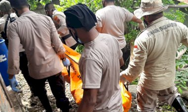 Polres-Lembata-Terjunkan-Anggota-Bantu-Evakuasi-Korban-Banjir-di-Desa-Waimatan