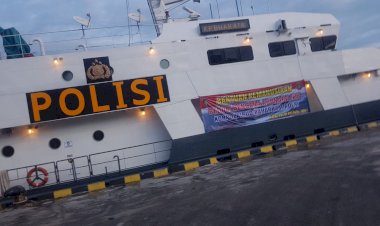 Tim-Pusdokkes-Polri,-Brimobda-Bali-dan-Kapal-Baharkam-Polri-Tiba-di-NTT-Untuk-Bantu-Korban-Bencana-Alam