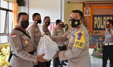 Jajaran-Polres-Rote-Ndao-Salurkan-Bantuan-Kepada-Masyarakat-Terdampak-Bencana