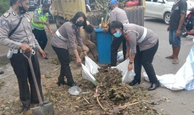Ditlantas-Polda-NTT-Bantu-Bersihkan-Sampah-di-Kota-Kupang-Pasca-Bencana-Seroja