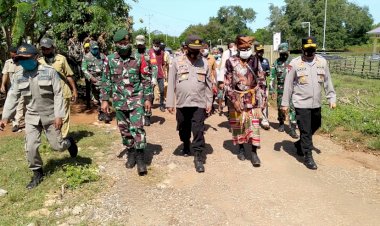 Kapolda-NTT-Tinjau-dan-Salurkan-Bantuan-Kepada-Masyarakat-Terdampak-Bencana-di-Perbatasan-Negara-RI---Timor-Leste