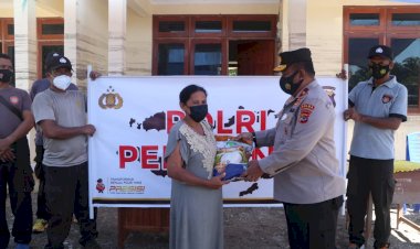 Tinjau-Polsek-Takari,-Wakapolda-NTT-Beri-Bansos-Kepada-Masyarakat-dan-Anggota-Polsek-Yang-Terdampak-Banjir
