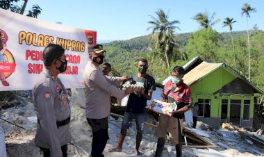 Peduli-Korban-Bencana,-Polres-Kupang-Serahkan-Bantuan-Sembako-Kepada-Warga-Desa-Tunbaun