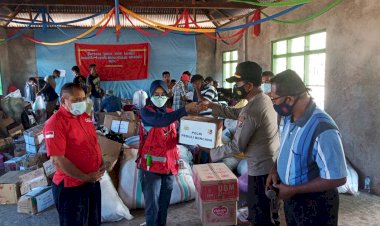 Polri-Peduli-Bencana,-Pawasdal-Wotan-Wolomado-Serahkan-Bantuan-Obat-Obatan-di-Posko-Desa-Oyang-Barang