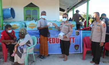 Jalani-Ramadhan-di-Tengah-Bencana,-Masyarakat-Pesisir-Dapat-Bantuan-Kemanusian-dari-Polda-NTT-dan-BNPB