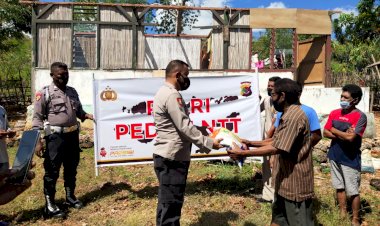 Polri-Peduli-Bencana,-Kabidkum-Polda-NTT-Didampingi-Kapolres-Kupang-Serahkan-Bansos-di-Desa-Noelbaki