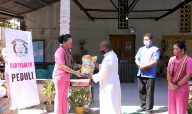 Bansos-Bhayangkari-Peduli-Korban-Bencana-Alam-Disalurkan-di-Gereja-Gereja-yang-Ada-di-wilayah-Kabupaten-Kupang