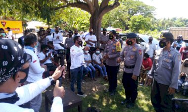 Polres-Flotim-Dampingi-Komunitas-Barrel-Brotherhood-Salurkan-Bantuan-Kepada-Korban-Bencana-Alam-di-Adonara-Timur