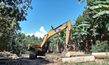 Personel-BKO-Polres-Flotim,-Bantu-Masyarakat-Buka-Akses-Jalan-Menuju-Desa-Kawela