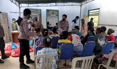 Anggota-Polsek-Sabu-Barat-Salurkan-Bantuan-Polri-Peduli-Bencana-di-Dua-Desa