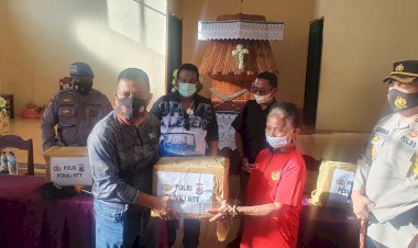 Tempuh-Jalur-Sulit,-Kapolda-NTT-Bersama-Rombongan-Beri-Sumbangan-Kemanusiaan-di-Amarasi-Barat-dan-Oesapa