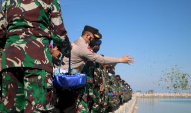 Kunjungi-Lantamal-VII,-Kapolda-NTT-Beri-Penghormatan-Khusus-dan-Tabur-Bunga-Kepada-53-Awak-Kapal-Selam-KRI-Nanggala-402