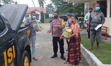 Jalani-Bulan-Penuh-Berkah-di-Tengah-Pandemi-Covid-19,-Kapolres-Sikka-Beri-Bantuan-Sosial-Bagi-Janda-dan-Lansia