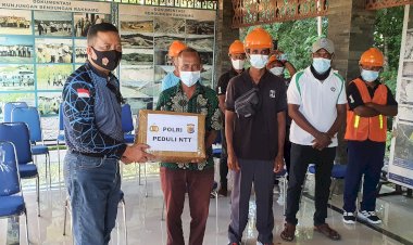 Patroli-Kemanusiaan,-Kapolda-NTT-Serahkan-Bansos-di-Kabupaten-Kupang-dan-Kota-Kupang