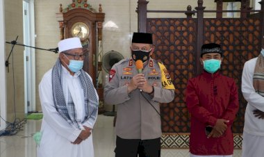 Sholat-Jumat-Bersama-di-Masjid-Raya-Kupang,-Kapolda-NTT-Apresiasi-Penerapan-Prokes