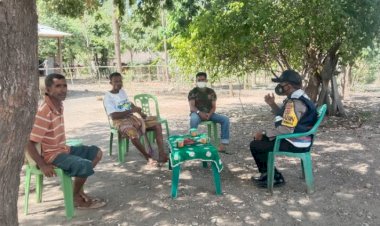Bhabinkamtibmas-Desa-Oekolo-Ajak-Warganya-Dukung-Program-Vaksin-Covid-19