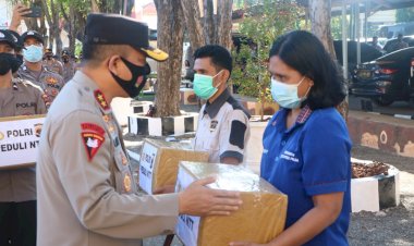 136-Pekerja-Harian-Lepas-Polda-NTT-Terima-Bansos-dari-Kapolda-NTT