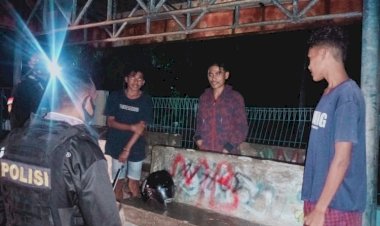 Sejumlah-Pemuda-Nongkrong-Tanpa-Masker-Dibubarkan-Tim-Raimas-Polres-TTU