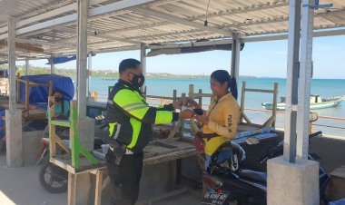 Cegah-Penyebaran-Covid-19,-Personel-Ops-Ketupat-Ranakah-Polda-NTT-Patroli-di-Tempat-Wisata