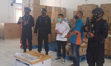 Polda-NTT-Kawal-Ketat-Kedatangan-Vaksin-Covid-19-Khusus-Purnawirawan-TNI