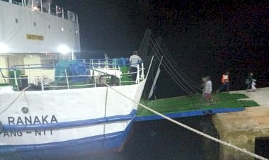 Anggota-Polri-Kawal-Penyaluran-Bansos-dari-Keuskupan-Agung-Kupang-di-Wilkum-Polda-NTT