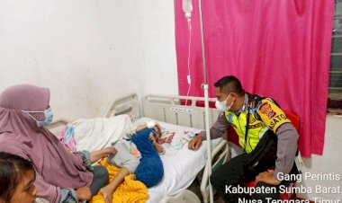 Kasat-Lantas-Polres-Sumba-Barat-Sigap-Larikan-Anak-Kecil-Korban-Kecelakaan-ke-Rumah-Sakit