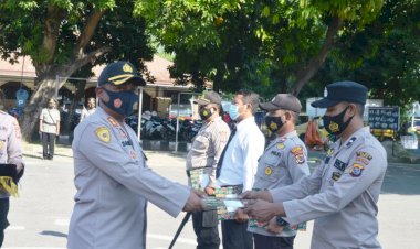 Miliki-Displin,-Dedikasi-dan-Loyalitas,-Enam-Anggota-Polda-NTT-Dapat-Reward