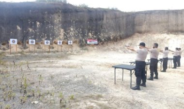 Tingkatkan-Kemampuan-Personel,-Jajaran-Polres-TTS---Polda-NTT-Gelar-Latihan-Menembak