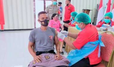 Rev@co-Biddokkes-Polda-NTT-Gelar-Vaksinasi-Covid-19-Untuk-200-Anggota-Brimob-dan-Bhayangkari